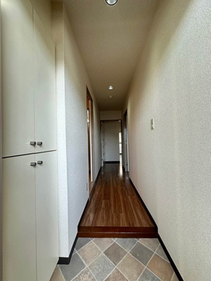 【玄関】 | レジョン77 | 玄関から室内への景観です！右手に洋室5帖のお部屋、左手に洗面所・トイレ・バスルームがあります☆