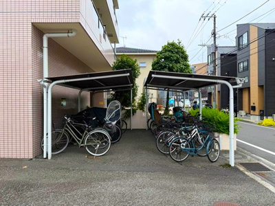 【その他共用部分】 | レジョン77 | 屋根付きの駐輪場で雨が降っても大切な自転車が濡れなくてすみますね♪駅まで自転車もおすすめです！