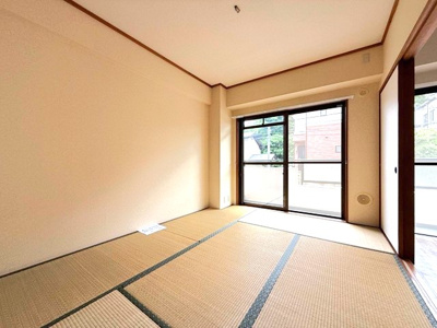 【和室】 | レジョン77 | 南東向き和室6帖☆バルコニーに繋がるお部屋です！赤ちゃんのごろごろやハイハイはやっぱり和室がよかったりします♪