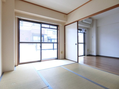 【和室】 | レジョン77 | 南東向き和室6帖☆バルコニーに繋がるお部屋です！赤ちゃんのごろごろやハイハイはやっぱり和室がよかったりします♪