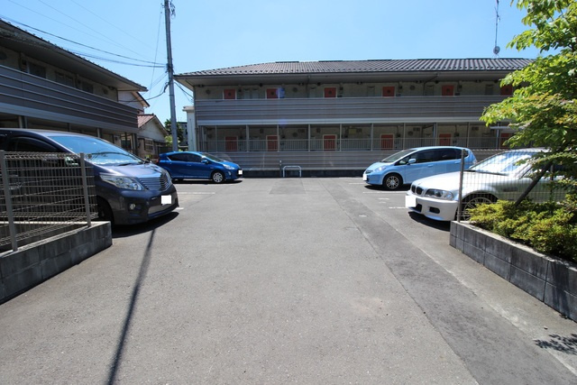 グリーンクレスト新横浜Bの駐車場