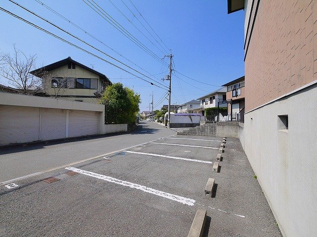 プレミール B棟（桜が丘）の駐車場|駐車場に車を止められます