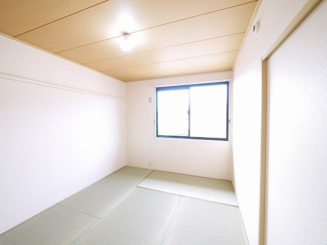 プレミール B棟（桜が丘）の和室|明るい和室です