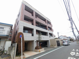 【外観】 | 総戸数４０戸、平成１４年３月築、管理人は日勤勤務につき管理体制良好です♪