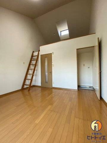 コーポ平原Ⅰの居間・リビング|明るい色調の室内です