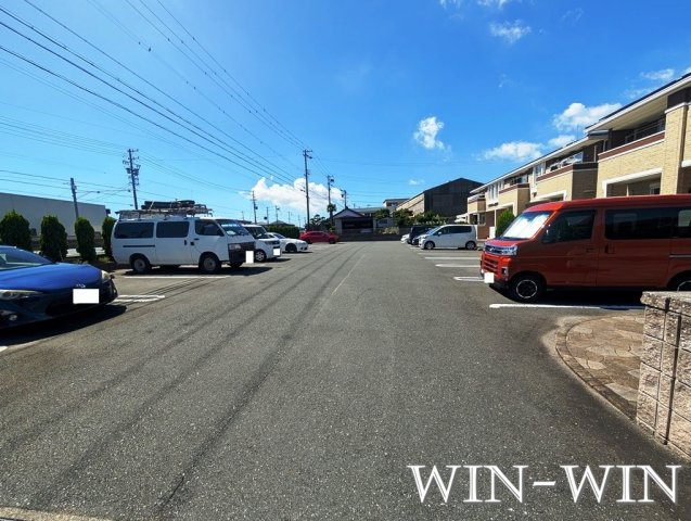 エバーラスト EASTの駐車場