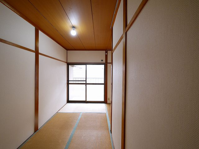 三条三和ハイツの内装|明るい色調の室内です