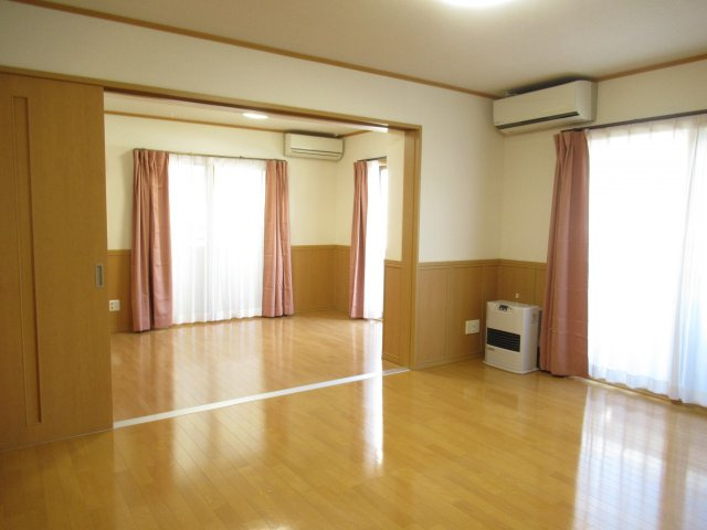 レ・アール飯田Ⅱの居間・リビング