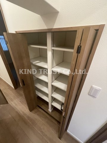 ローレルハイツ北天満2号棟の収納|こまごまとしたものを収納できそうですね