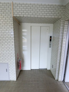 【その他共用部分】 | お買い物時やベビーカーの出し入れに便利なエレベーター付です。