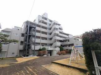 【外観】 | 総戸数４４戸、昭和５９年７月築、管理人は日勤勤務につき管理体制良好です♪