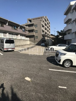 【駐車場】 | エミナンス竜美丘 | 駐車場に車を止められます
