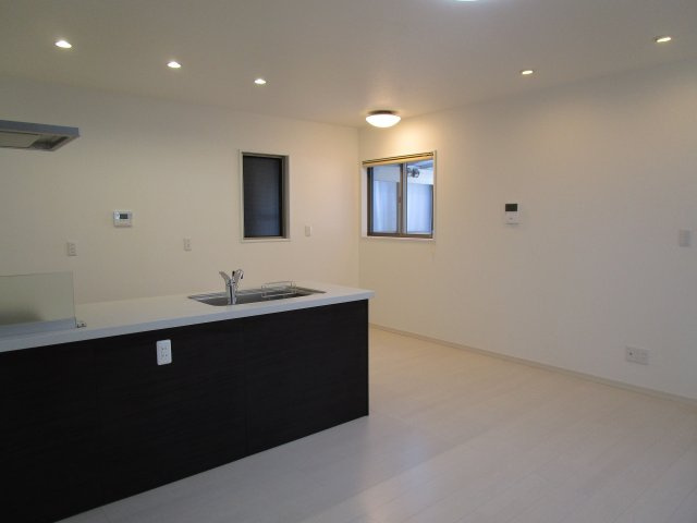 【居間・リビング】 | 高知市薊野西町2丁目 中古売家 3SLDK | 13.5帖LDK