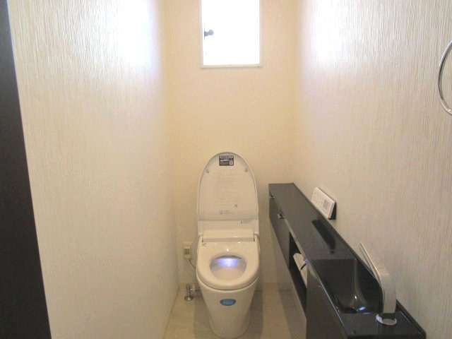 【トイレ】 | 高知市薊野西町2丁目 中古売家 3SLDK | 1Fタンクレストイレ・手洗いカウンター