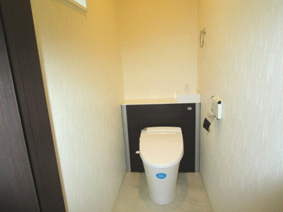 【トイレ】 | 高知市薊野西町2丁目 中古売家 3SLDK | 2Fタンクレストイレ・手洗いカウンター