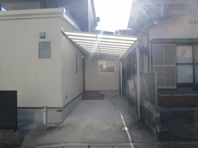 【駐車場】 | 高知市薊野西町2丁目 中古売家 3SLDK | カーポート1台・駐輪スペース