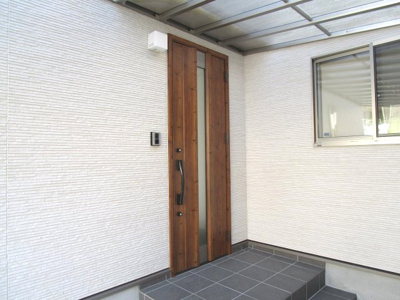 【玄関】 | 高知市薊野西町2丁目 中古売家 3SLDK | 玄関ポーチ