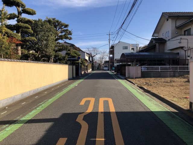 鴻巣市東２丁目の売地の前面道路含む現地写真