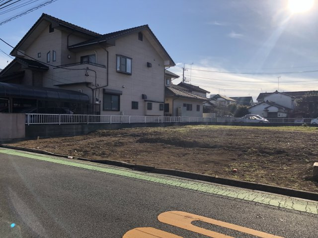 鴻巣市東２丁目の売地の前面道路含む現地写真