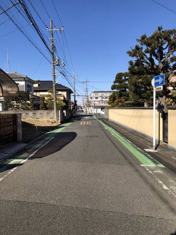 鴻巣市東２丁目の売地の前面道路含む現地写真