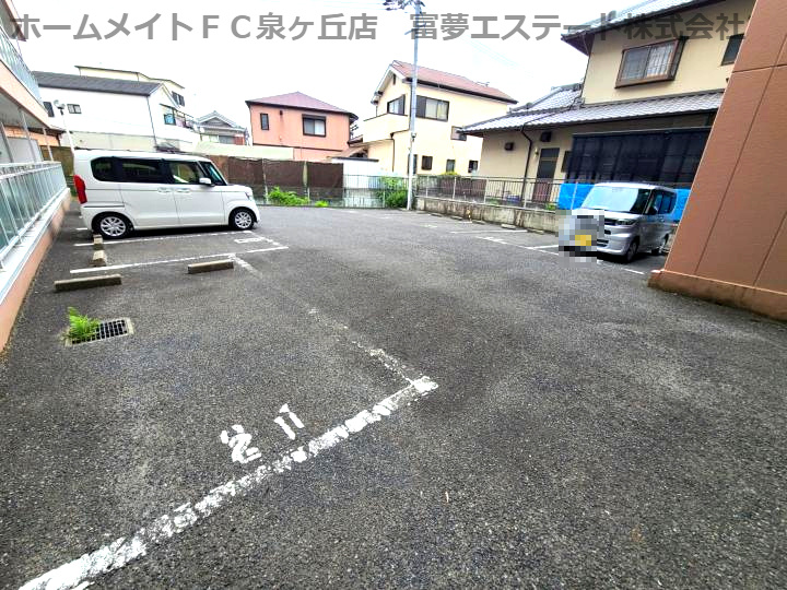 メゾンロゼの駐車場