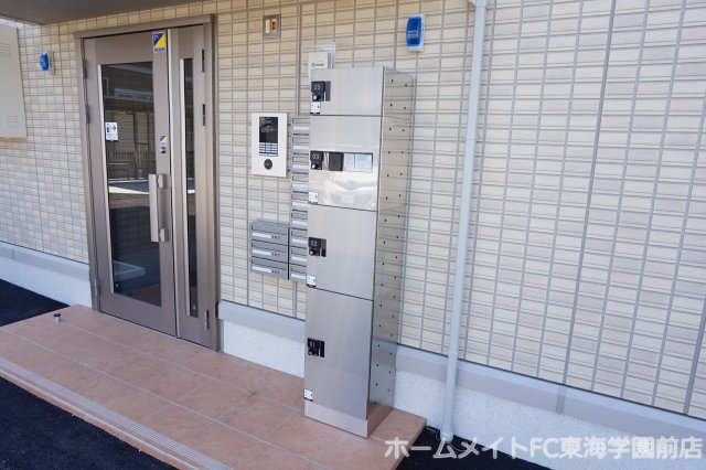 熊本市東区戸島西１丁目のアパートのエントランス