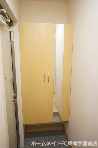 熊本市東区戸島西１丁目のアパートの玄関