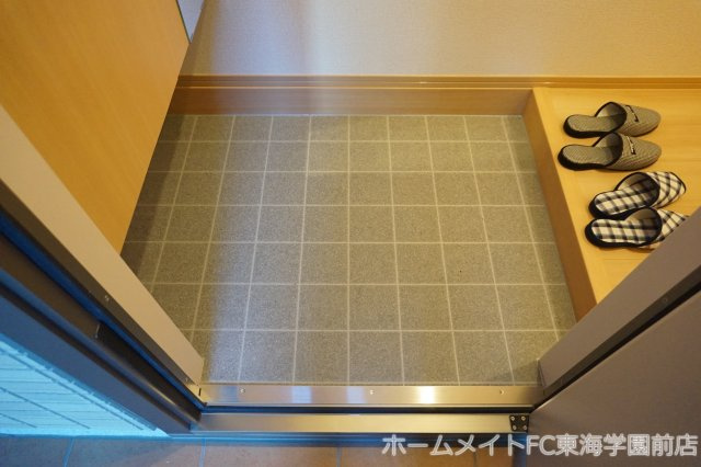 熊本市東区戸島西１丁目のアパートの玄関