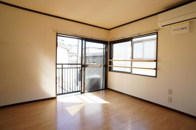 アーデンハイムの居間・リビング|二面採光で明るいお部屋です☆