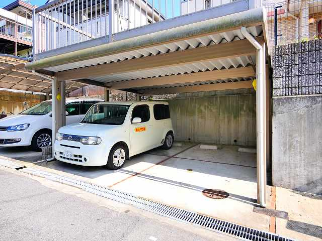 富雄元町１丁目戸建の駐車場