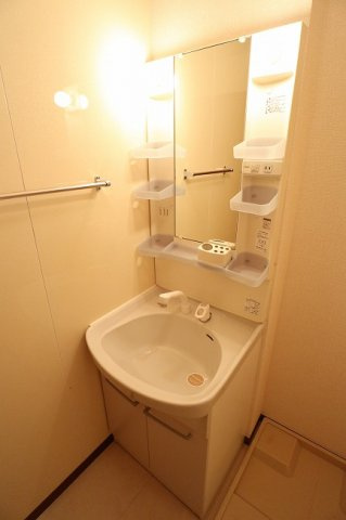グランドソレーユの独立洗面台|写真は同建物の別部屋を参考に掲載しております。