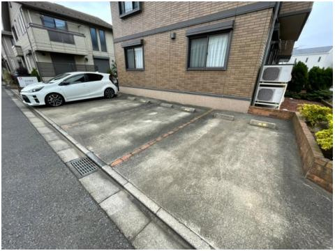 ヴィーブル鷺沼台の駐車場