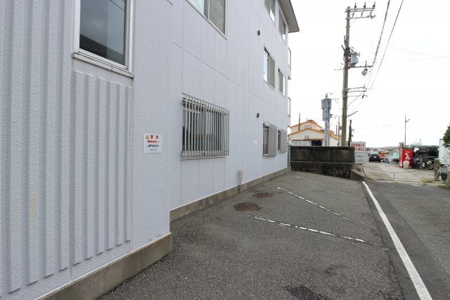 ハニーサイド塩屋の駐車場