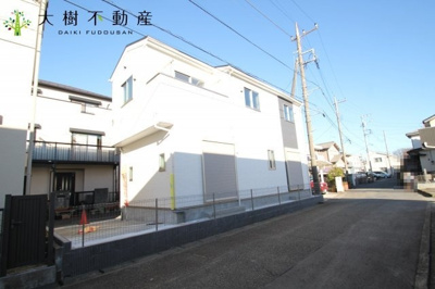 【前面道路含む現地写真】 | 海老名市国分北１丁目　新築一戸建て　全１棟　【仲介手数料無料】 | 南側は約5m道路となるため、陽当りが確保されております♪