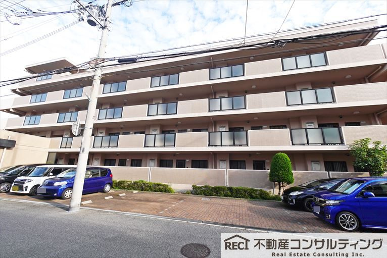 ロワイヤル芦屋西の駐車場