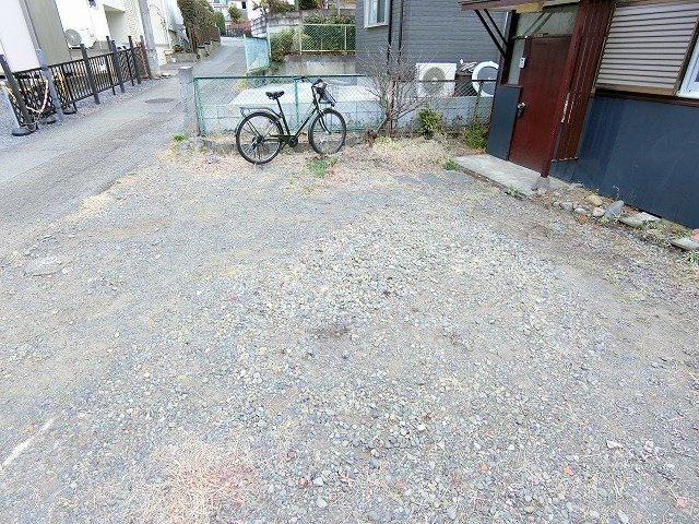 田中町1丁目貸家の駐車場