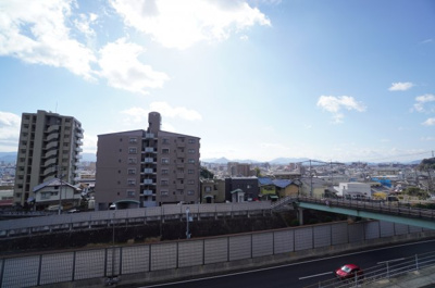 【展望】 | ローレルコートアネスト古江上（リノベ済） | 【眺望】
瀬戸の島々が見通せる本物件。
西側は宮島方面、東側は宇品港。
恐らく、どちらの花火大会も見えたのでは無いでしょうか。
残念なのは、宮島の花火大会が終了してしまったことです。