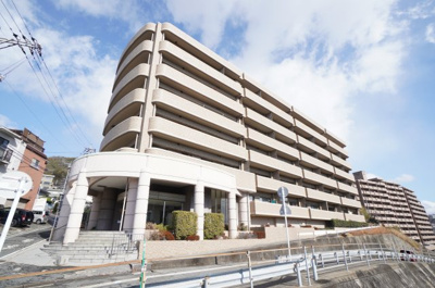 【外観】 | ローレルコートアネスト古江上（リノベ済） | 【耐震性】
耐震性の高さを判断するポイントは、
建築確認申請日が1981年6月1日以降の
新耐震基準に適合しているかどうか。
震度６程度の大地震でも
建物が崩壊しないレベルが基準になりました。