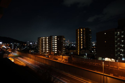 【展望】 | ローレルコートアネスト古江上（リノベ済） | 【Night View】
物件からの夜の景色は、隠れ夜景スポットのよう。
お仕事から疲れて帰ってきて、この夜景を楽しめるのも
この立地ならでは。
もう少し早い時間のサンセット夜景もキレイかも。