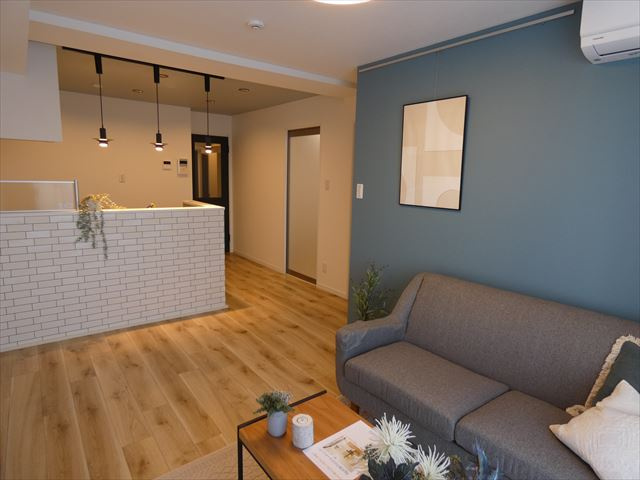 キャトルセゾン 下九沢 お洒落でハイセンスな室内 最寄り駅である 橋本 駅からバス乗車１０分 バス停歩２分 カフェを思わせるようなこだわりの内装に ソファやテーブルなどの 家具が備え付けられた物件なので すぐに新生活を始めることができます 首都圏の