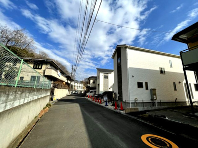 【前面道路含む現地写真】 | 日野市東豊田４丁目新築戸建て４棟　１号棟 | 前面道路含む現地写真です