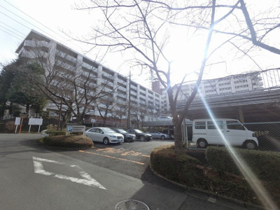 【外観】 | 新ゆりグリーンタウンさつき街区１号棟 | 総戸数１４２戸、昭和５６年３月築、管理人は常駐勤務につき管理体制良好です♪