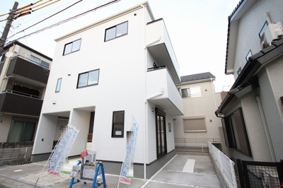 【外観】 | 三郷市鷹野1丁目 | 白を基調とした3階建てです。