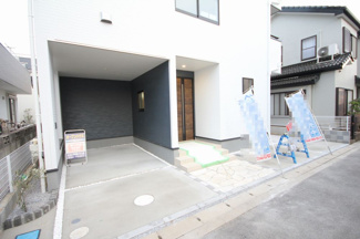 【駐車場】 | 屋根付きの駐車スペースもあります