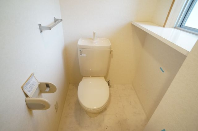 ビューテラス売布Ⅱ（View Terrace 売布Ⅱ）のトイレ|飾り棚にもなるスペースがございます。
参考、同建物・反転間取りの号室