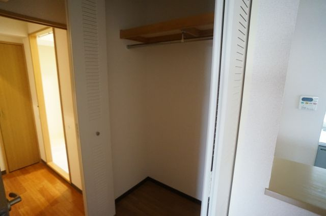 ビューテラス売布Ⅱ（View Terrace 売布Ⅱ）の収納|リビングにクローゼットついてます
参考、同建物・反転間取りの号室
