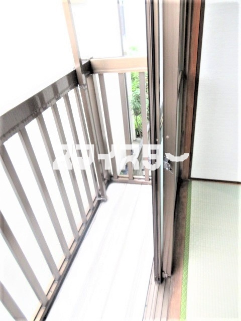調布市西つつじケ丘１丁目のアパートのバルコニー