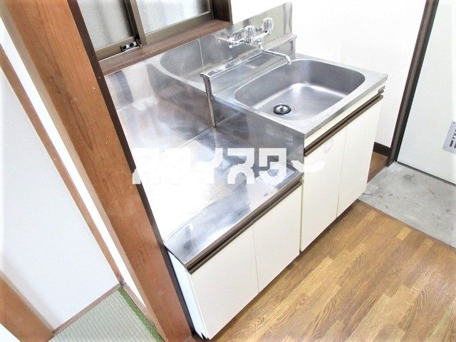 調布市西つつじケ丘１丁目のアパートのキッチン