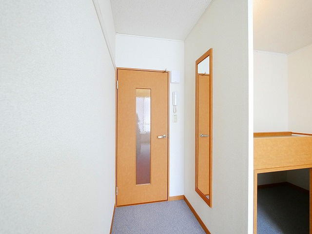 レオパレス和（南京終町）の内装|明るい色調の室内です