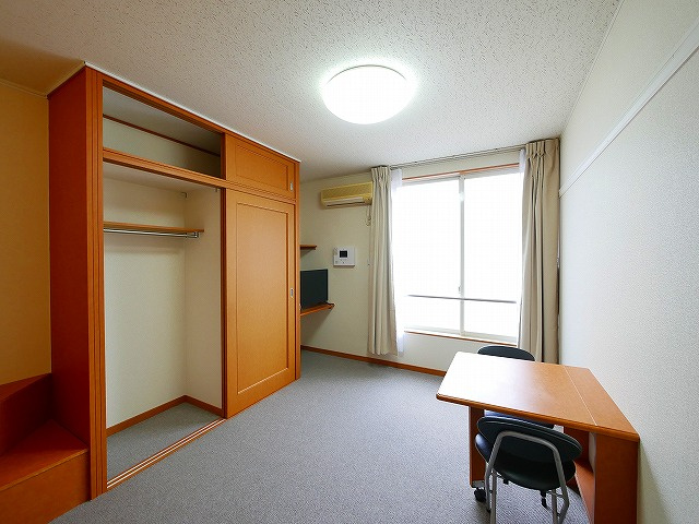 レオパレス和（南京終町）の寝室|開放的な寝室です